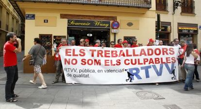 Protesta de los trabajadores de RTVV contra el ERE ante el Palau de la Generalitat.