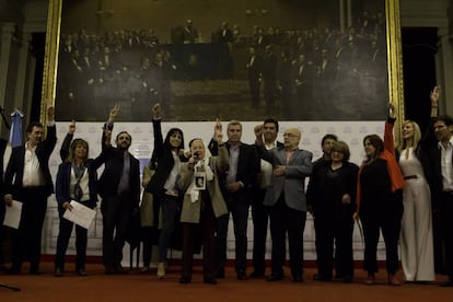 Nora Cortiñas, madre de Plaza de Mayo, junto a diputados y sobrevivientes de La noche de los lápices en el Congreso argentino.