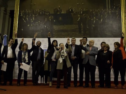 Nora Cortiñas, madre de Plaza de Mayo, junto a diputados y sobrevivientes de La noche de los lápices en el Congreso argentino.