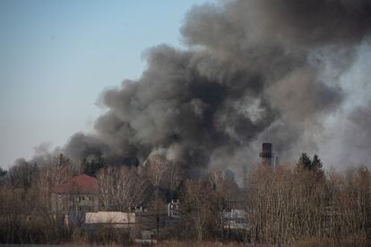 El Ejército ruso ha lanzado varios misiles sobre el aeropuerto de la ciudad de Lviv sin causar víctimas mortales, han denunciado este viernes por la mañana las autoridades locales. Es el primer bombardeo que tiene lugar en la principal urbe del oeste de Ucrania desde que comenzó la guerra hace 23 días y el primer objetivo no militar. La región de Lviv sí había sido objeto de los misiles rusos en los últimos días. El pasado domingo al menos 35 personas murieron en el ataque a una base militar en Yavoriv, a unos 40 kilómetros de Lviv, y el viernes de la semana pasada otras seis personas perdieron la vida en el bombardeo de una base aérea de Lutsk, a 87 kilómetros de Polonia.