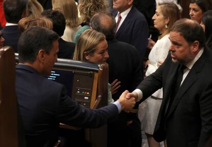 El president del Govern espanyol en funcions, Pedro Sánchez, i Oriol Junqueres se saluden a la sessió de constitució del Congrés.