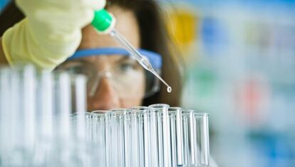 Una técnica trabaja en un laboratorio