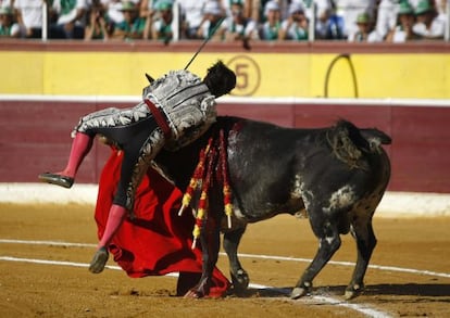 El diestro Morante de la Puebla, al ser corneado por su primer toro en Huesca.