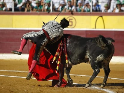 El diestro Morante de la Puebla, al ser corneado por su primer toro en Huesca.