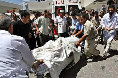 Médicos palestinos trasladan a un presunto militante de Hamás herido ayer durante un ataque aéreo israelí en el norte de Gaza.