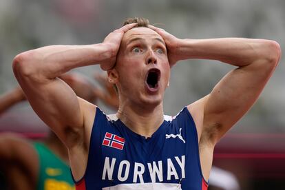 Karsten Warholm reacciona al ver su récord mundial en el marcador, tras la final de 400 vallas.