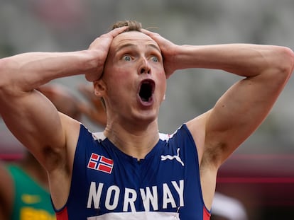 Karsten Warholm reacciona al ver su récord mundial en el marcador, tras la final de 400 vallas.