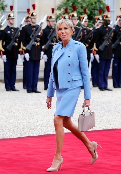 En Pars, 2017. En su primera eleccin tras las elecciones presidenciales que gan su marido, Emmanuel Macron, Brigitte confi en Louis Vuitton para la toma de posesin. La nueva primera dama llev un traje de falda corta y chaqueta en azul cielo de la marca francesa, que combin con un bolso modelo Capucines de la misma firma.