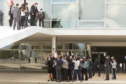 Na rampa do Planalto, Bolsonaro fala com jornalistas.