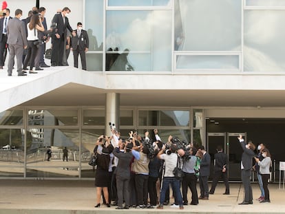 Na rampa do Planalto, Bolsonaro fala com jornalistas.