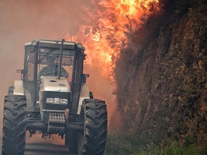 Un tractor en el incendio de los concejos de Valdes y Tineo, este jueves en Asturias.