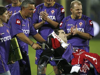 Stefano Borgonovo, en una silla de ruedas, es aplaudido por sus compañeros. A la izquierda de la fotografía, su hija Alessandra.