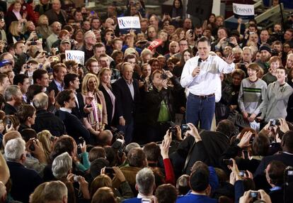 Mitt Romney habla durante un mitín en in Clive, Iowam, durante su gira por el primer estado donde se celebran primarias .