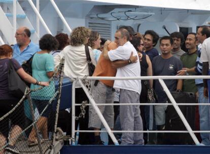 Allegados de los marineros liberados el pasado martes suben a bordo del <i>Alakrana</i> para recibirles tras su llegada a las Seychelles.
