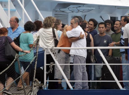 Allegados de los marineros liberados el pasado martes suben a bordo del <i>Alakrana</i> para recibirles tras su llegada a las Seychelles.