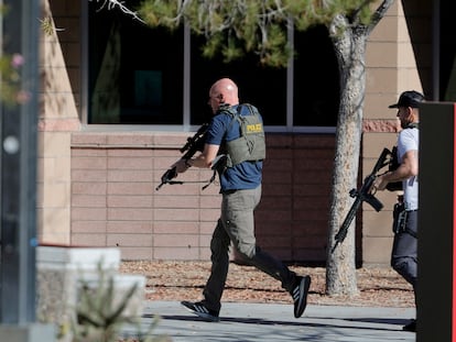 Policías entran al campus de la universidad, el 6 de diciembre en Las Vegas (Nevada).