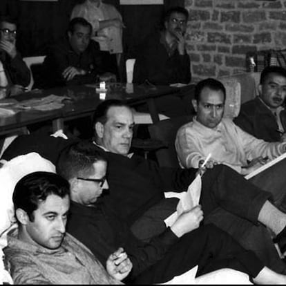 Conversaciones literarias en Formentor (1959): de izquierda a derecha: Juan Goytisolo, Víctor Seix, Camilo José Cela, Josep Maria Castellet y Juan García Hortelano. Detrás, a la izquierda, Joan Fuster y, a la derecha, Josep M. Espinàs.