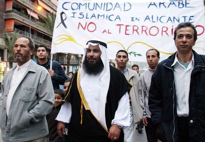 El imán de la comunidad islámica de Alicante participó en la marcha junto a otras 300.000 personas bajo una pancarta en la que la comunidad árabe alicantina mostraba su apoyo a las víctimas y clamaba en contra del terrorismo.