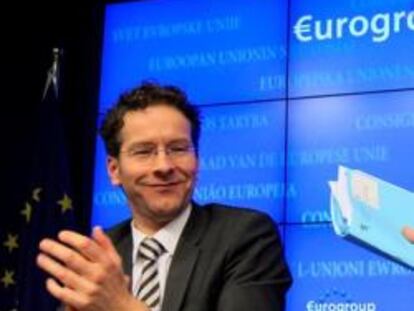 Jeroen Dijsselbloem, ministro holandés de Finanzas, nuevo presidente del Eurogrupo, aplaude al presidente saliente, Jean-Claude Juncker