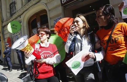 Protesta de Afectados por la Hipoteca frente a la casa de Esteban González Pons, en Valencia, el pasado miércoles.