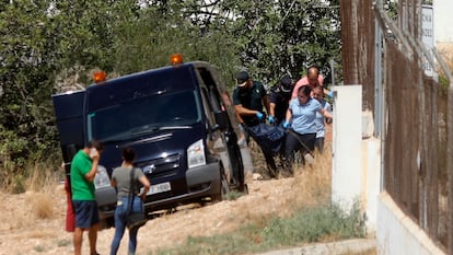 Personal de la funeraria traslada el cuerpo del fallecido, este jueves, en Renován (Alicante).
