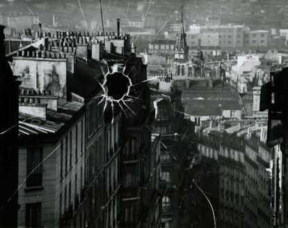 'Placa rota', París, 1929, es una fotografía de una placa que se rompió. La imagen obtenida muestra esta composiciones original.