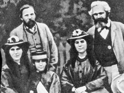 Karl Marx (direita) e Friedrich Engels, com as filhas do primeiro. Da esquerda para a direita, Jenny, Laura e Eleanor.