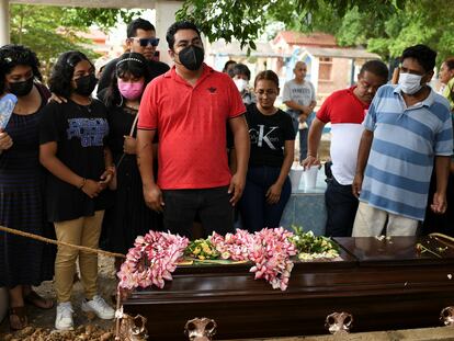 Familiares y amigos en el funeral de la periodista Sheila García, el 11 de mayo en el cementerio municipal de Minatitlán, Veracruz.