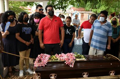 Familiares y amigos en el funeral de la periodista Sheila García, el 11 de mayo en el cementerio municipal de Minatitlán, Veracruz.