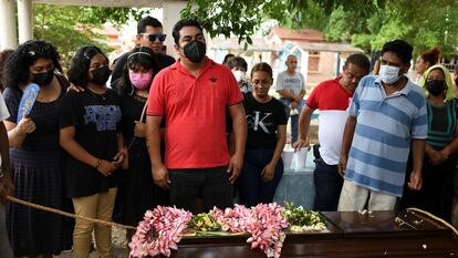 Familiares y amigos en el funeral de la periodista Sheila García, el 11 de mayo en el cementerio municipal de Minatitlán, Veracruz.