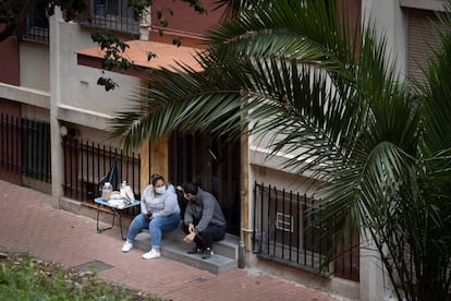 Raquel y David, en Ciutat Meridiana, a primera hora, antes de la llegada de otros vecinos para concentrarse y de la comitiva judicial.