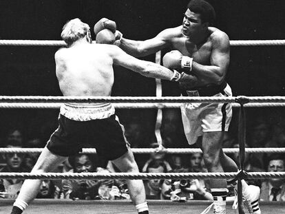 Muhammad Ali pelea con Richard Dunnen en Múnich (Alemania), el 24 de mayo de 1976.