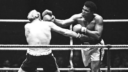 Muhammad Ali pelea con Richard Dunnen en Múnich (Alemania), el 24 de mayo de 1976.