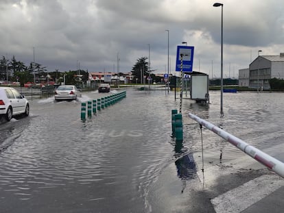 Agua acumulada en la zona del aeropuerto Seve Ballesteros Santander este jueves 21 de agosto.