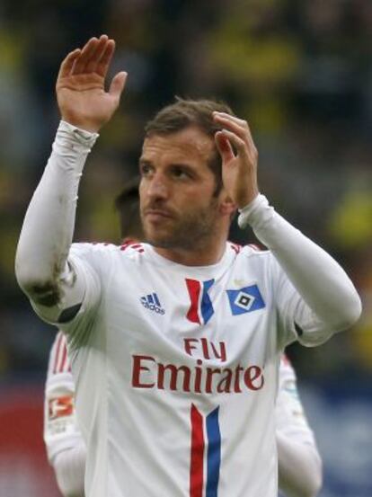 Van der Vaart aplaude a los aficionados del Hamburgo