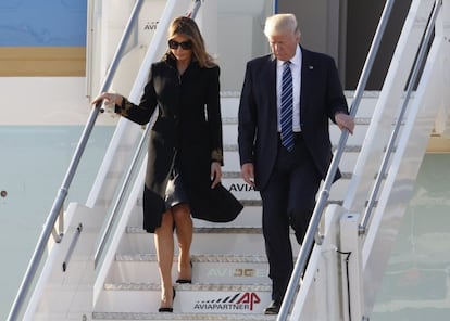 <p>Inicialmente muchos lo interpretaron como un accidente, una equivocación, como cuando uno va a saludar con dos besos y otro ofrece la mano. Pero, observándolo en conjunto, es más fácil ver en el gesto rápido de Melania (Eslovenia, 47 años) algo más intencionado. Fue hace dos días, el 23 de mayo, en Roma. La pareja se encuentra en la puerta del avión presidencial, en lo alto de la escalera, saludando. Cuando se disponen a empezar a bajar, Trump dirige su mano hacia la de su esposa y esta la alza para retirarse el pelo. Él hace la táctica de intentar disimular llevando el brazo hacia la espalda de ella para ‘ayudarla’ a bajar. Ella, como siempre, no mueve ni un músculo y prosigue su camino. Puedes <a href="https://twitter.com/AmandaWills/status/867057690387898370" target="_blank">ver el vídeo aquí</a>. </p>