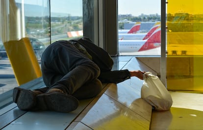 'Javier' duerme en un rincón de la segunda planta del aeropuerto de Barajas.