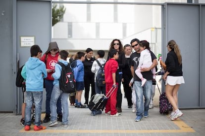 Padres y madres de la escuela Garigot de Castelldefels, a la salida de sus hijos del colegio.