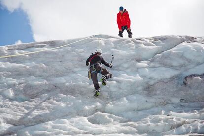 ¿Qué hacen las cascadas en invierno? Congelarse. Un fenómeno natural que ocurre todos los años en el valle austriaco de Pitztal, donde se halla el glaciar más alto del Tirol (3.440 metros). En ese entorno gélido, un total de 45 cascadas ejercen de reclamo para aquellos que practican la escalada en hielo. Hay rutas que suben hasta alturas superiores a los 190 metros: tiempo y espacio suficientes para experimentar cierto cosquilleo en el estómago, aunque también hay sitio para principiantes. La temporada de escalada en hielo suele arrancar a mediados de diciembre y extenderse hasta finales de marzo.