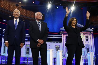 De izquierda a derecha, los candidatos del Partido Demócrata para competir con Donald Trump, Joe Biden, Bernie Sanders y Kamala Harris saludan al público antes del comienzo del debate en las primarias presidenciales, en Miami (Estados Unidos), en junio de 2019.