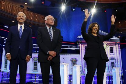 De izquierda a derecha, los candidatos del Partido Demócrata para competir con Donald Trump, Joe Biden, Bernie Sanders y Kamala Harris saludan al público antes del comienzo del debate en las primarias presidenciales, en Miami (Estados Unidos), en junio de 2019. 