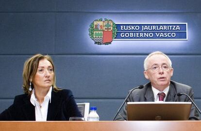 Inmaculada de Miguel, en una rueda de prensa con el entonces consejero Azkarraga en 2006.