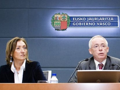 Inmaculada de Miguel, en una rueda de prensa con el entonces consejero Azkarraga en 2006.