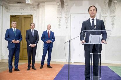 Desde la derecha, el primer ministro holand&eacute;s, Mark Rutte, Gert-Jan Segers de ChristenUnie, Alexander Pechtold de D66 y Sybrand Buma de CDA, en la presentaci&oacute;n de la nueva coalici&oacute;n este martes en La Haya. 
 