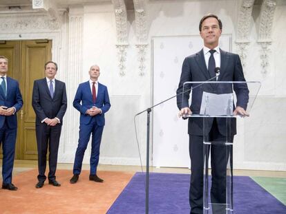 Desde la derecha, el primer ministro holand&eacute;s, Mark Rutte, Gert-Jan Segers de ChristenUnie, Alexander Pechtold de D66 y Sybrand Buma de CDA, en la presentaci&oacute;n de la nueva coalici&oacute;n este martes en La Haya. 
 