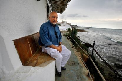 Manuel Vicent, en la terraza de un restaurante en Dénia.