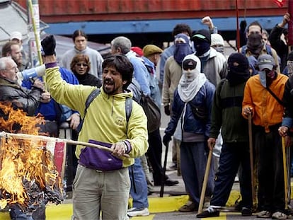 Un manifestante quemaba el pasado 31 de agosto una bandera de Estados Unidos frente al hotel Sheraton en la capital argentina.