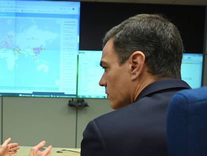 El presidente del Gobierno, Pedro Sánchez, conversa con el director del Centro de Coordinación de Alertas y Emergencias Sanitarias, Fernando Simón