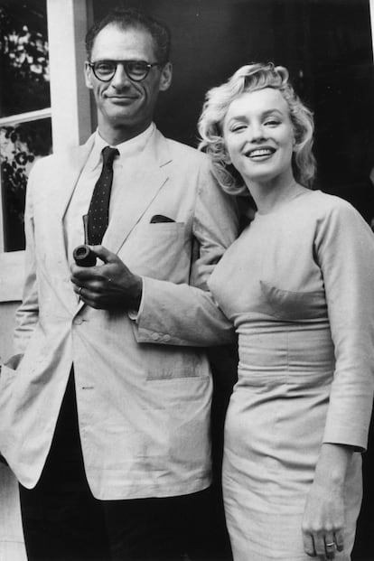 Marilyn se casó en 1956 con Arthur Miller. El matrimonio solo duró cinco años pero el escritor consiguió ganar popularidad gracias a la actriz.