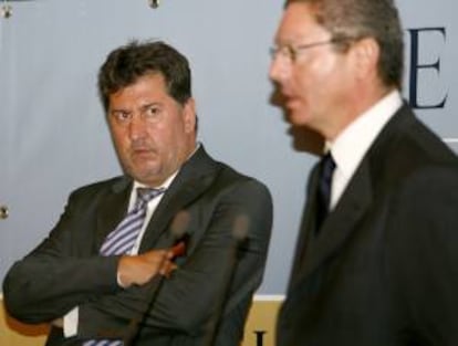 El alcalde de Madrid, Alberto Ruiz-Gallardón (c), junto al presidente de Hotusa, Amancio López (iz). EFE/Archivo